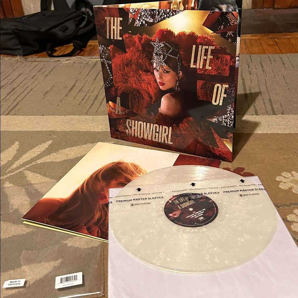 Taylor Swift the life of a showgirl vinyl Tiny Bubbles In champagne- pearlescent